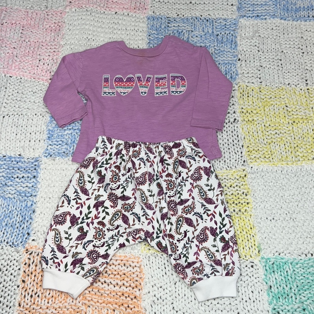 Peek, 3-6 month tee and pant in colorful hues of purple.appliquéd LOVED 👼